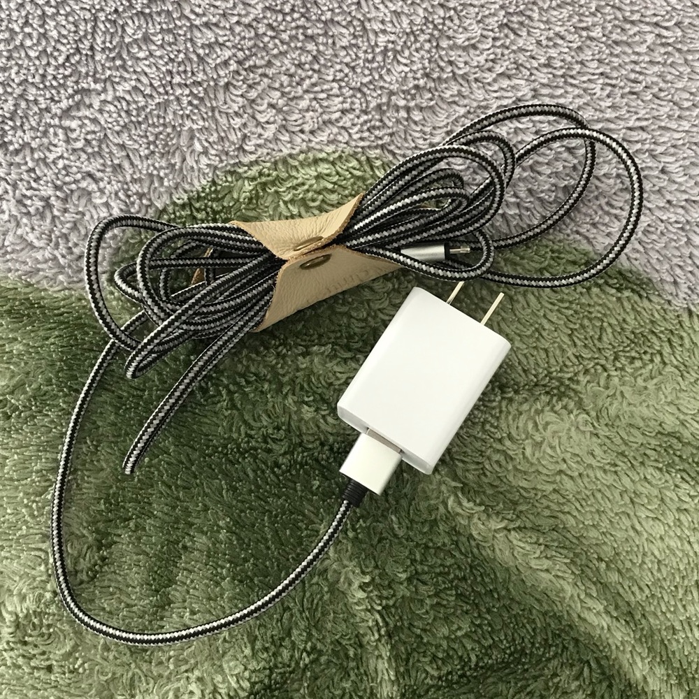 Teka AC Adapter + iPhone Lightning Cable + Leather Cord Organizer
